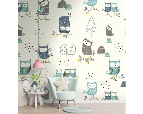 Interieurontwerp met behang met uilenpatroon, fauteuil en bijzettafel