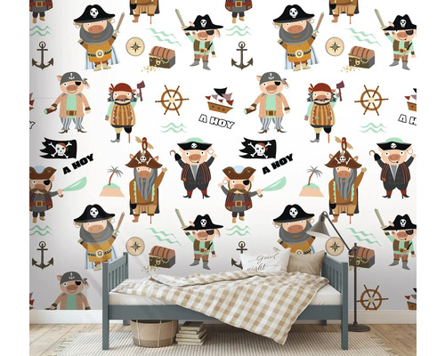 Kinderkamer met piratenbehang en kinderbed