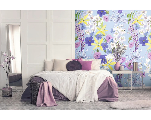 Slaapkamer met tweepersoonsbed, spiegel, nachtkastje en bloemenbehang