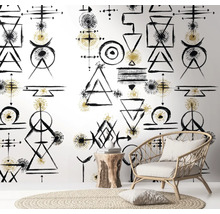 Scene met behang met patroon, rotan stoel en houten bijzettafel