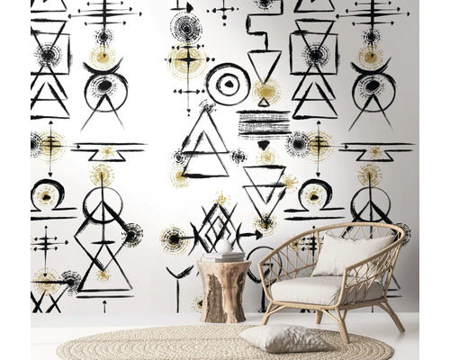 Scene met behang met patroon, rotan stoel en houten bijzettafel