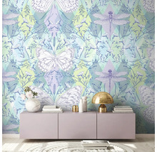 Kamer met behang met vlinders en libellen achter een dressoir