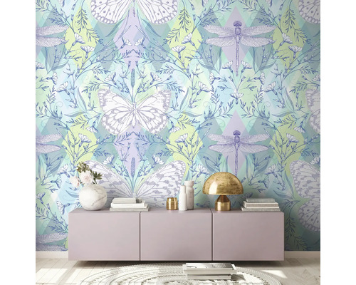 Kamer met behang met vlinders en libellen achter een dressoir