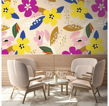 Scene met bloemrijk behang, fauteuils en tafel