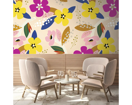 Scene met bloemrijk behang, fauteuils en tafel