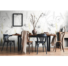 Eetkamer met eettafel, stoelen en bloemenbehang