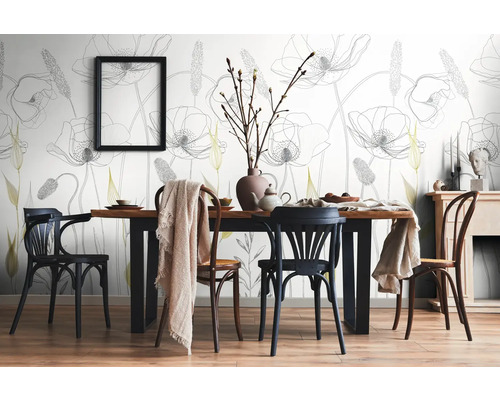 Eetkamer met eettafel, stoelen en bloemenbehang