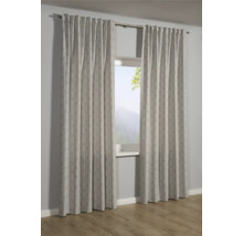 Twee gordijnpanelen met patroon hangen voor een raam.