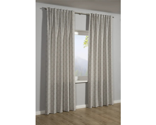 Twee gordijnpanelen met patroon hangen voor een raam.