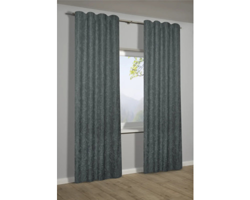 Twee grijze gordijnen met plantmotief voor een raam.