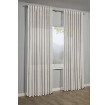 Twee lichte gordijnen hangen voor een raam en zorgen voor een heldere, georganiseerde sfeer.