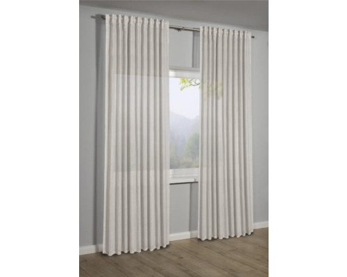 Twee lichte gordijnen hangen voor een raam en zorgen voor een heldere, georganiseerde sfeer.