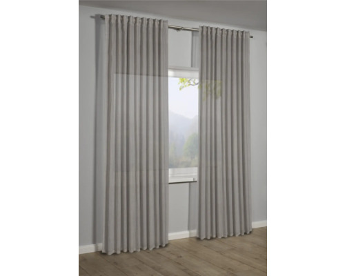 Twee gordijnpanelen hangen aan een gordijnroede voor een raam.