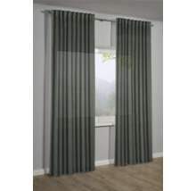 Twee gordijnen voor een raam met uitzicht op de natuur.