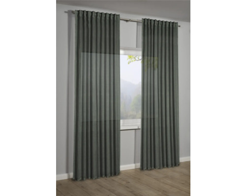 Twee gordijnen voor een raam met uitzicht op de natuur.