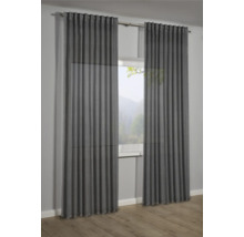 Grijze gordijnen voor een raam, gordijnroede