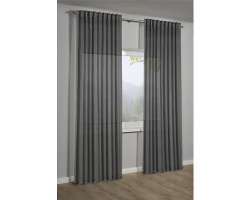 Grijze gordijnen voor een raam, gordijnroede