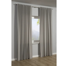 Grijze gordijnen voor het raam met uitzicht naar buiten