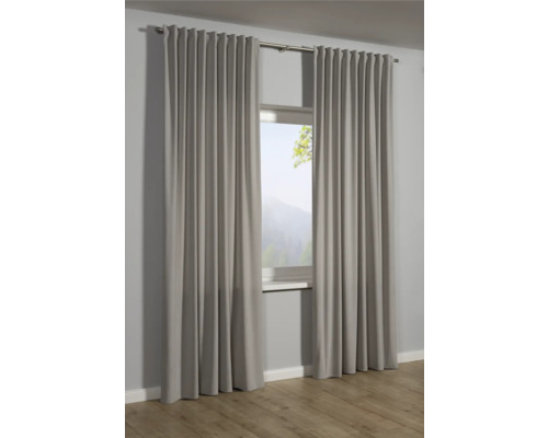 Grijze gordijnen voor het raam met uitzicht naar buiten