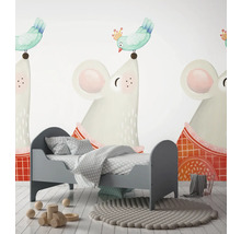 Kinderkamer met bed, tapijt, speelgoed en muurschildering met muis- en vogelmotieven.