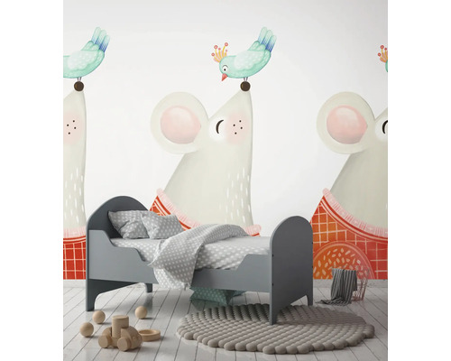 Kinderkamer met bed, tapijt, speelgoed en muurschildering met muis- en vogelmotieven.
