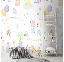 Kinderkamer met muursticker met dierenmotieven, ladderkast en zitgelegenheid