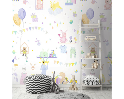 Kinderkamer met muursticker met dierenmotieven, ladderkast en zitgelegenheid