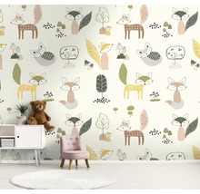 Kinderkamer met behang met vosmotief, kleine kast, stoel en vloerkleed