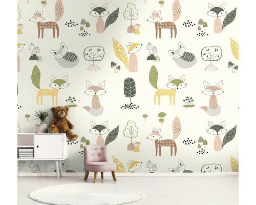 Kinderkamer met behang met vosmotief, kleine kast, stoel en vloerkleed