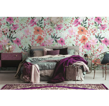 Slaapkamer met bloemenbehang, bed, nachtkastje en decoraties voor een heldere en uitnodigende sfeer.