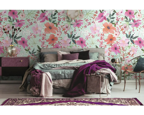 Slaapkamer met bloemenbehang, bed, nachtkastje en decoraties voor een heldere en uitnodigende sfeer.
