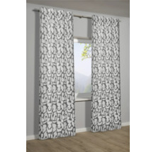 Decoratieve gordijnen met grafisch patroon voor een raam.