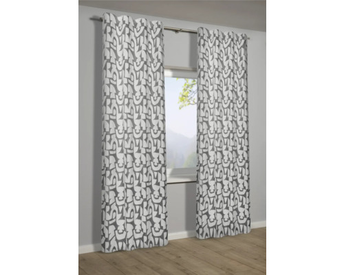 Decoratieve gordijnen met grafisch patroon voor een raam.