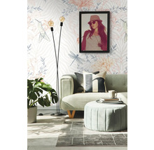 Woonkamer met bank, staande lamp, kruk, kamerplant, tapijt, foto en behang met print