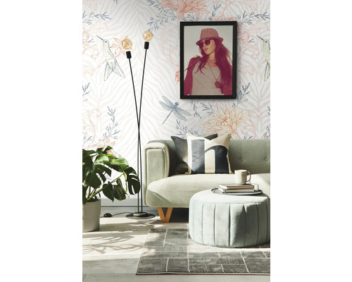 Woonkamer met bank, staande lamp, kruk, kamerplant, tapijt, foto en behang met print
