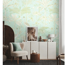 Decoratieve woonkamer met exotisch vogel- en plantenbehang, fauteuil en dressoir