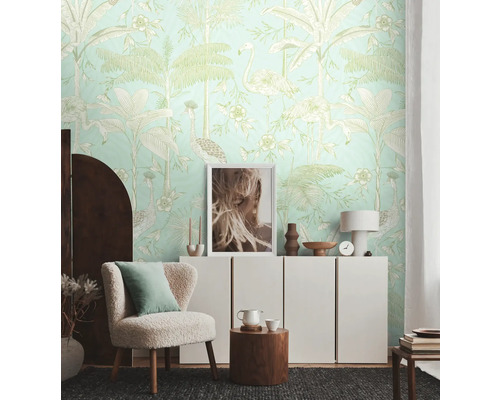 Decoratieve woonkamer met exotisch vogel- en plantenbehang, fauteuil en dressoir