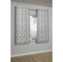 Twee gordijnpanelen met patroon hangen voor een raam