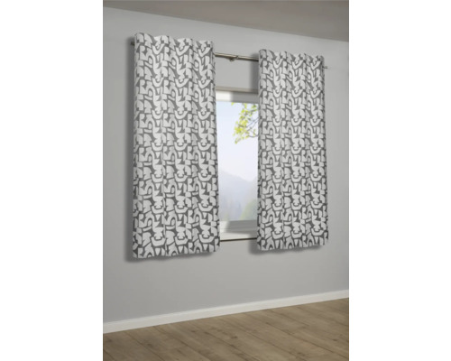 Twee gordijnpanelen met patroon hangen voor een raam