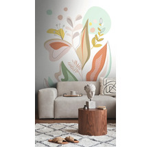 Woonkamer met bank, bijzettafel en een muur met plantenpatroon