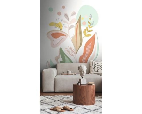 Woonkamer met bank, bijzettafel en een muur met plantenpatroon