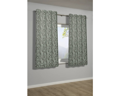 Decoratieve gordijnen met abstract patroon voor een raam.