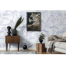 Woonkamer met behang met print, kast, bank en decoraties