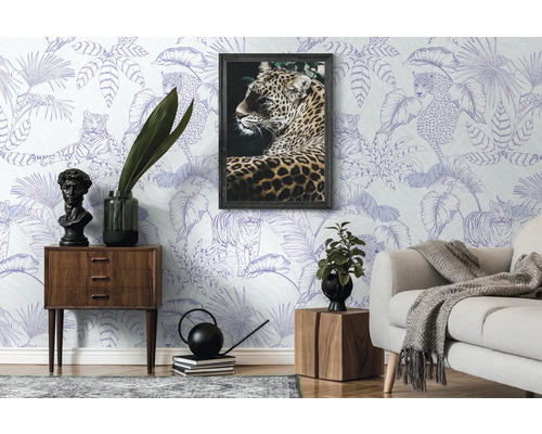 Woonkamer met behang met print, kast, bank en decoraties