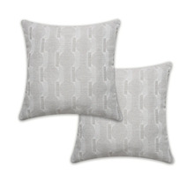 Twee sierkussens met geometrisch patroon voor de woonkamer.