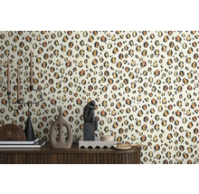 Decoratieve kamer met behang met luipaardprint en decoratieve objecten op een kast