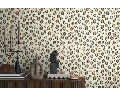Decoratieve kamer met behang met luipaardprint en decoratieve objecten op een kast