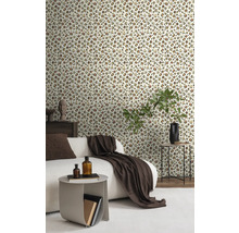 Woonkamer met behang in luipaardmotief, bank, bijzettafels en decoraties.