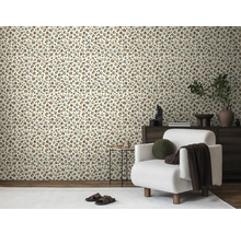 Woonkamer met luipaardprint behang, fauteuil en houten dressoir