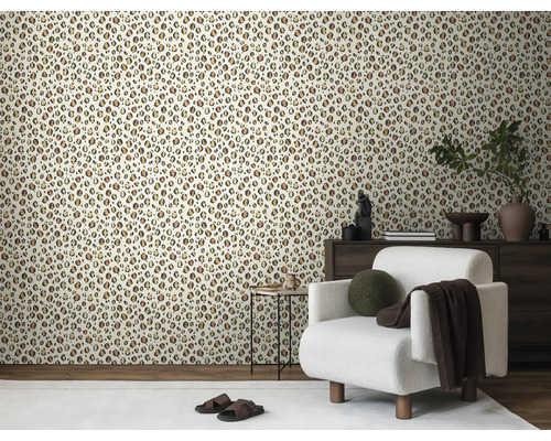 Woonkamer met luipaardprint behang, fauteuil en houten dressoir